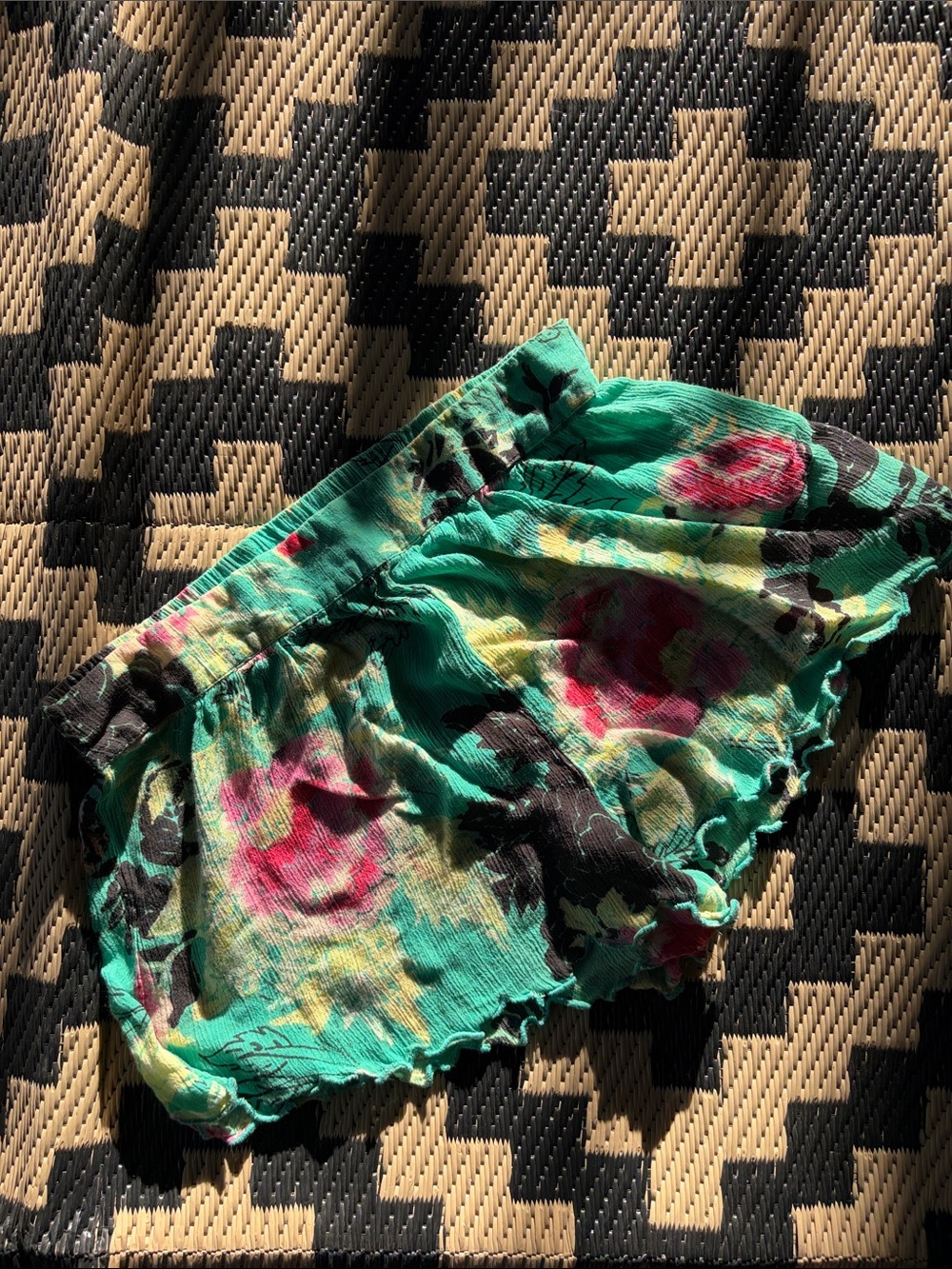 EUC Floral Ruffled Edge Beach Shorts Sz M